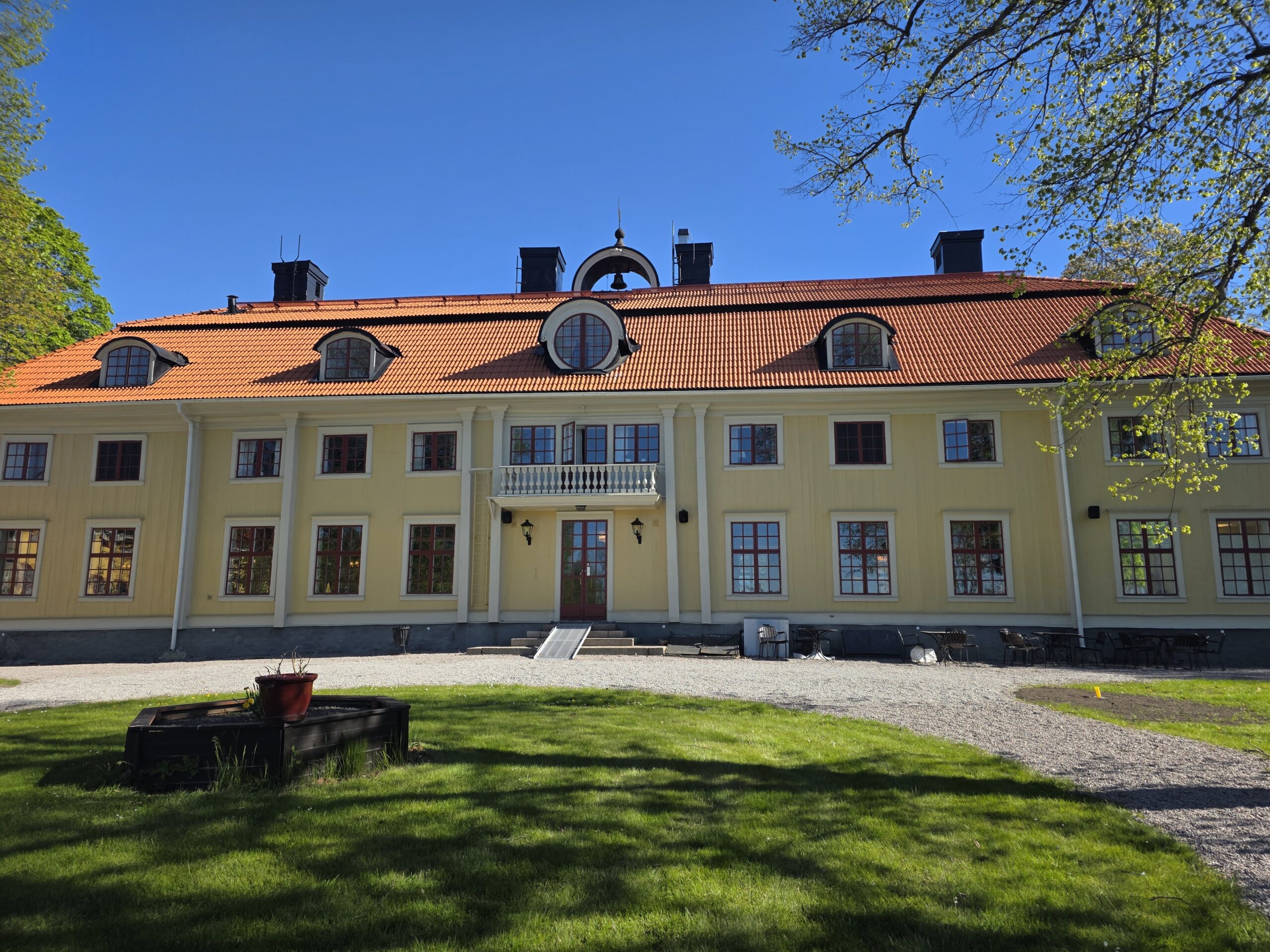 Takbyte av takpannor på Söderfors herrgård i Uppland